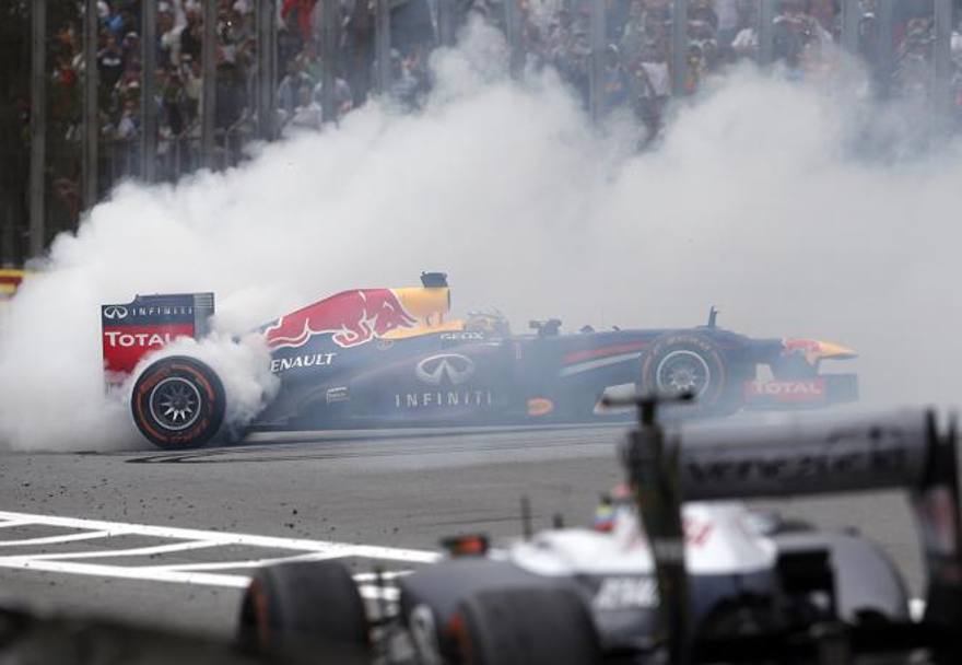 Nuovo burnout di Sebastian Vettel a Interlagos. Ap
